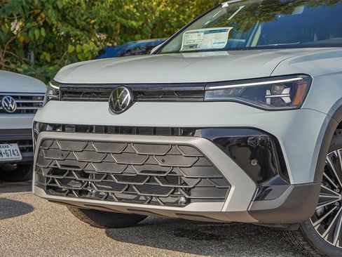 New 2026 Volkswagen Taos SE image 3