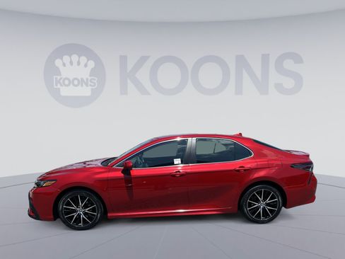 Used 2021 Toyota Camry SE FWD image 2