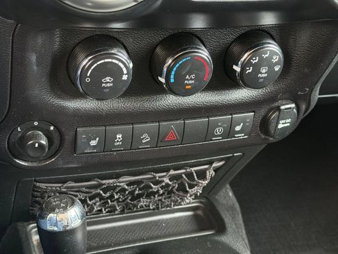 Used 2018 Jeep Wrangler Unlimited Rubicon w/ Cold Weather Group AWD/4WD image 16
