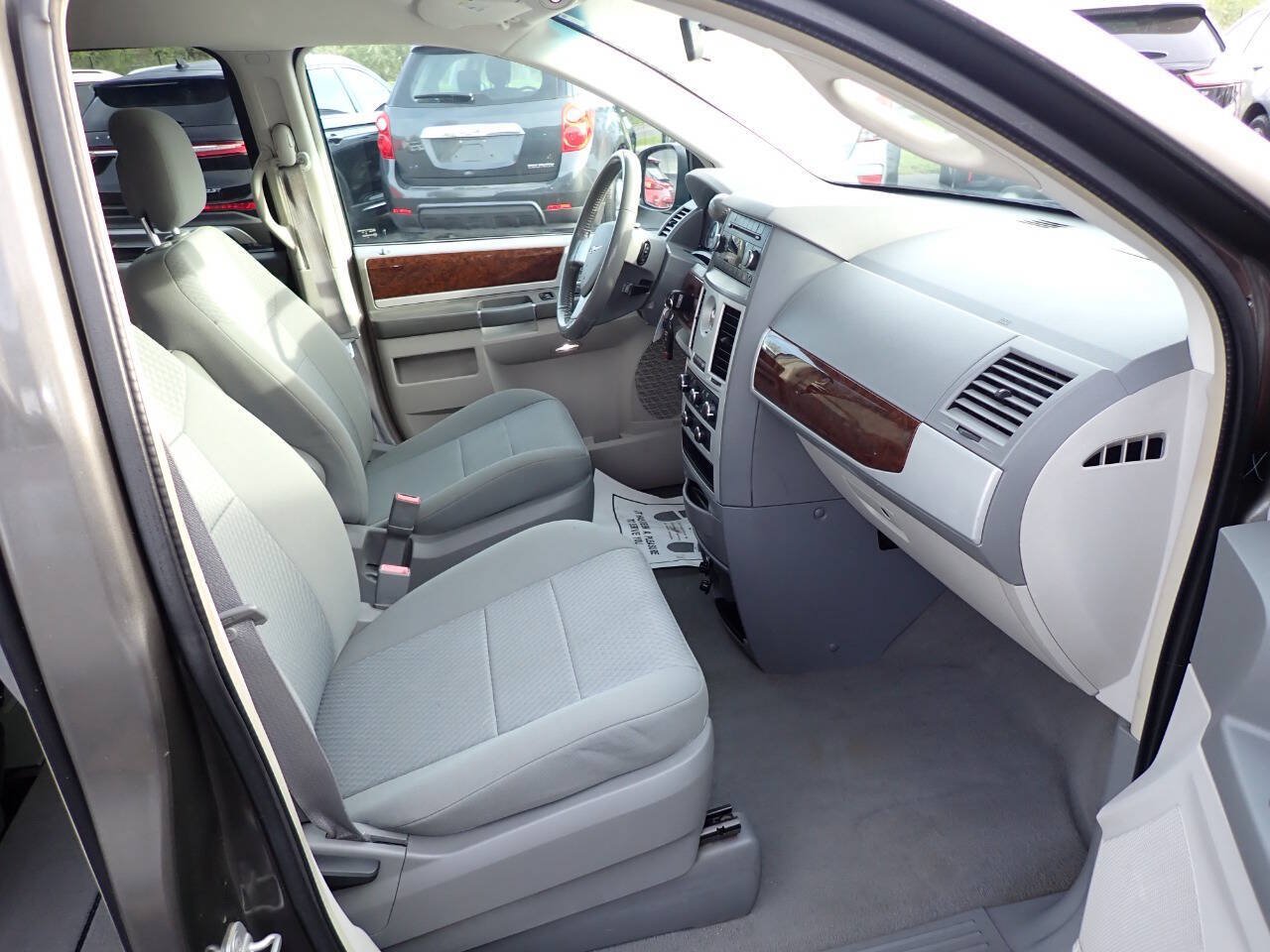 Used 2010 Chrysler Town & Country Touring FWD image 10