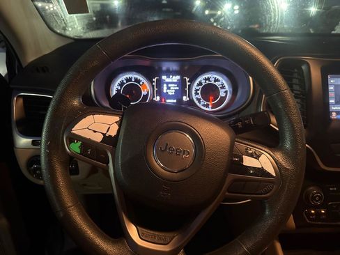 Used 2019 Jeep Cherokee Latitude w/ Popular Appearance Group FWD image 18