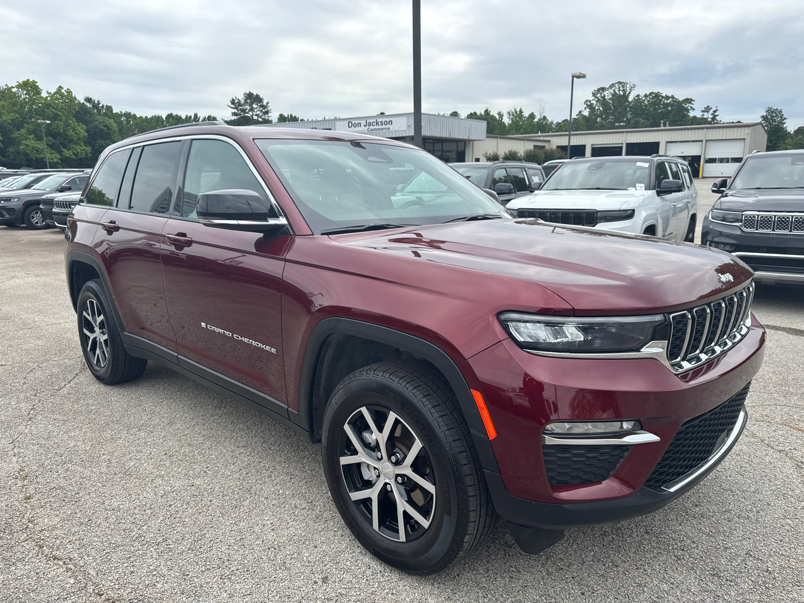 Used 2025 Jeep Grand Cherokee Limited AWD/4WD image 3