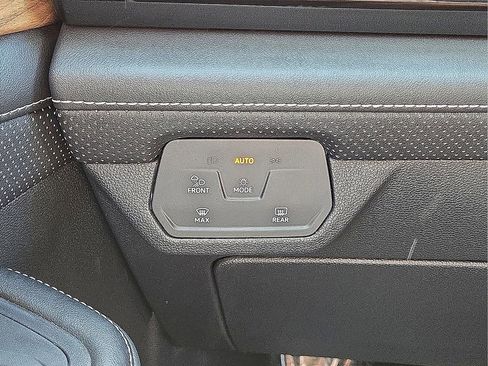 Used 2025 Volkswagen Atlas SE image 26