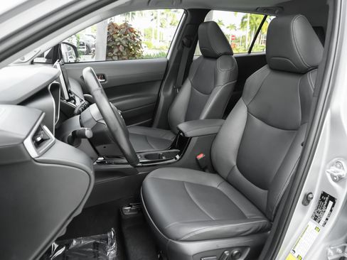 Used 2023 Toyota Corolla Cross XLE w/ Convenience Package FWD image 8