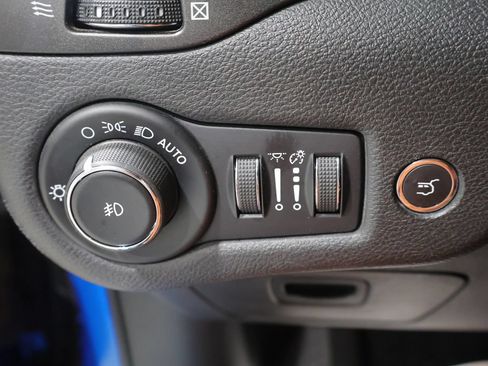 Used 2019 Jeep Cherokee Trailhawk AWD/4WD image 30