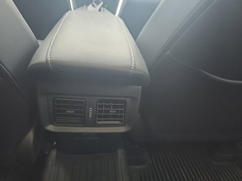 Used 2024 Toyota Venza Limited image 13