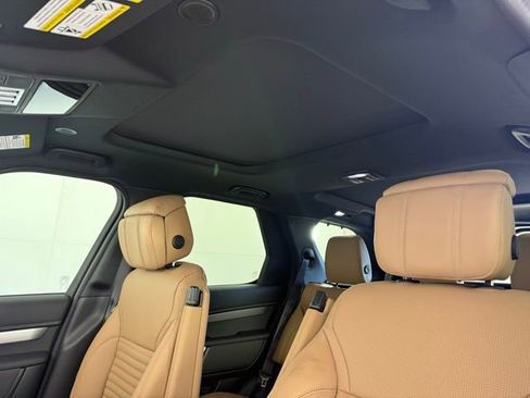 Used 2025 Land Rover Discovery Dynamic SE image 13
