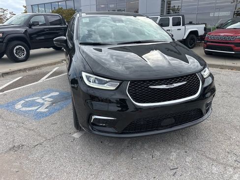 New 2026 Chrysler Pacifica Select image 8