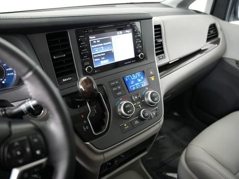 Used 2020 Toyota Sienna XLE w/ XLE Navigation Package FWD image 18