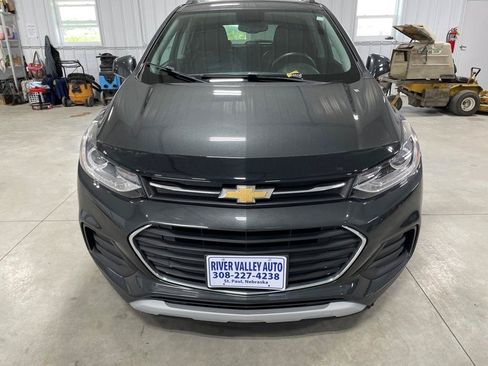 Used 2018 Chevrolet Trax LT w/ LT Convenience Package FWD image 2