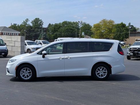 Used 2023 Chrysler Pacifica Touring-L FWD image 4