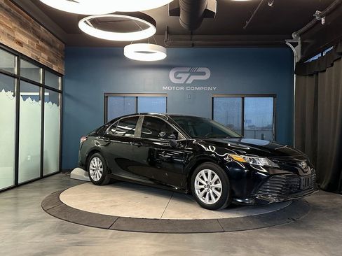 Used 2019 Toyota Camry LE w/ Convenience Package FWD image 1