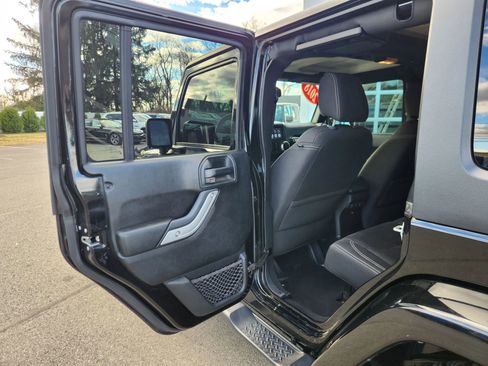 Used 2018 Jeep Wrangler Unlimited Sahara image 30