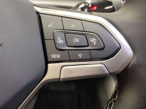 Used 2025 Volkswagen Tiguan SE FWD image 25