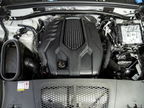 Certified 2023 Porsche Macan AWD/4WD image 34