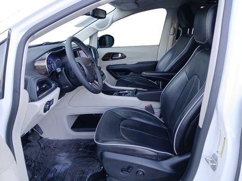 Used 2023 Chrysler Pacifica Limited w/ Uconnect Theater Family Group AWD/4WD image 19