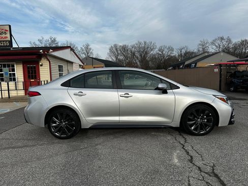 Used 2025 Toyota Corolla SE w/ Convenience Package image 4