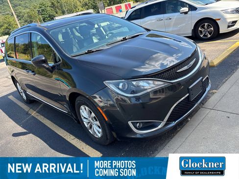 Used 2018 Chrysler Pacifica Touring-L FWD image 3