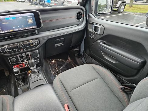 Used 2025 Jeep Wrangler Unlimited Rubicon AWD/4WD image 15