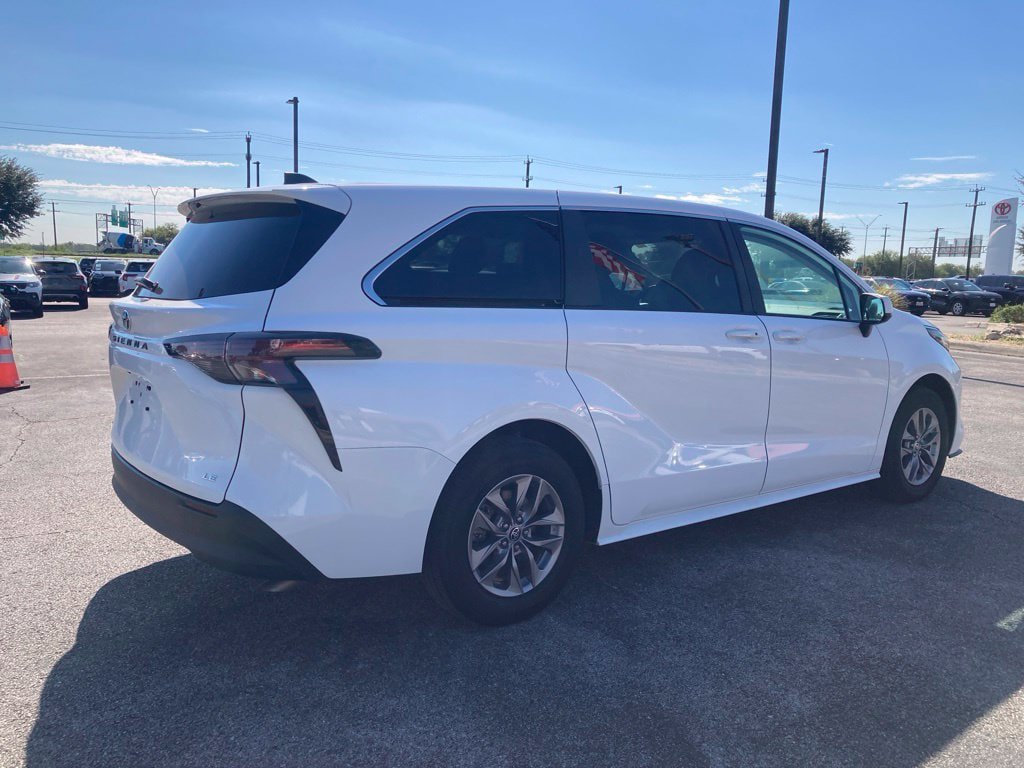 Used 2025 Toyota Sienna LE FWD image 5