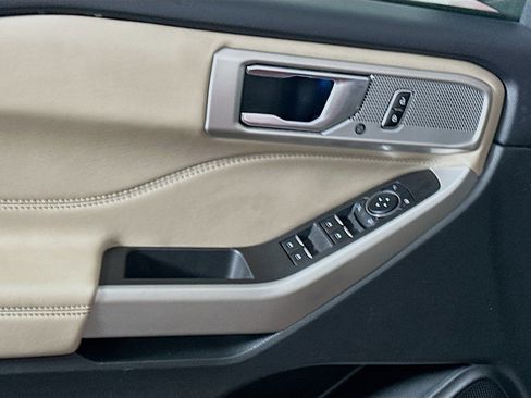 Used 2024 Ford Explorer Limited image 15