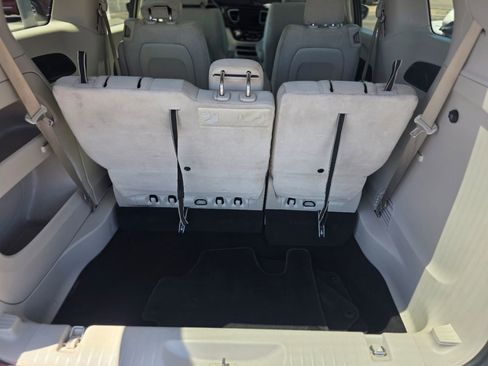 Used 2017 Chrysler Pacifica Touring w/ Tire & Wheel Group FWD image 33