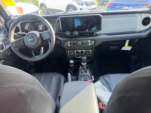 Used 2025 Jeep Gladiator Sport AWD/4WD image 5