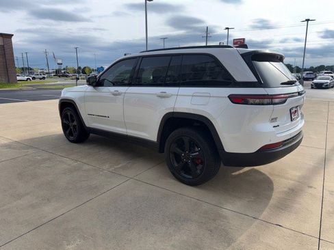 Used 2023 Jeep Grand Cherokee Limited w/ Black Appearance Package AWD/4WD image 7