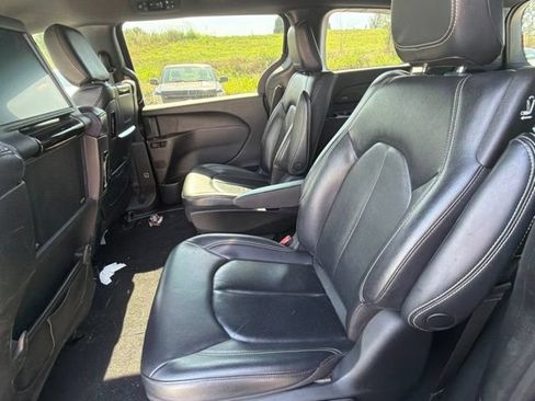 Used 2022 Chrysler Pacifica Touring-L w/ Uconnect Theater Family Group FWD image 40