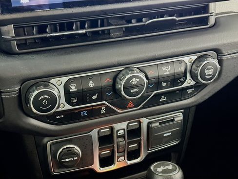 Used 2025 Jeep Wrangler Unlimited Sahara image 17