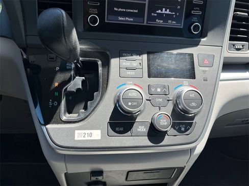 Used 2020 Toyota Sienna L w/ Carpet Mat Package image 21