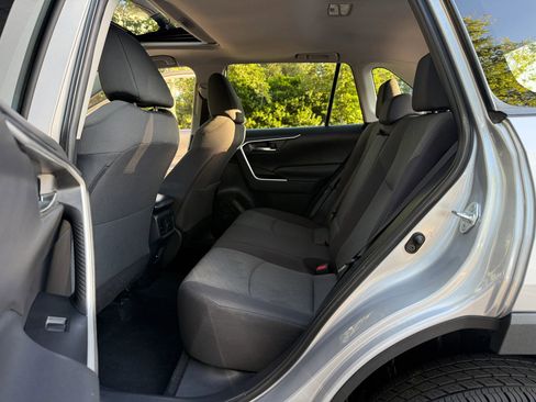 Used 2021 Toyota RAV4 XLE w/ Convenience Package FWD image 20