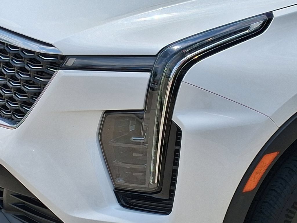Used 2024 Cadillac XT4 Luxury w/ LPO, Floor Liner Package FWD image 7