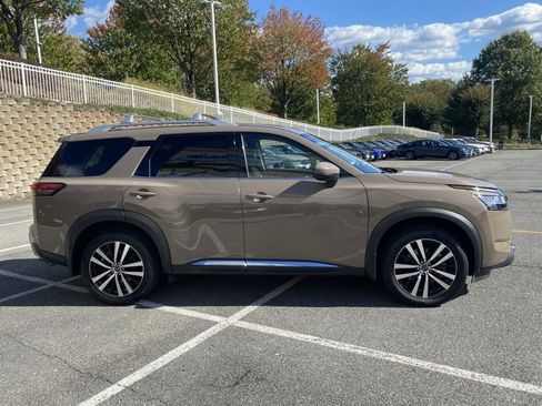Used 2023 Nissan Pathfinder Platinum image 9
