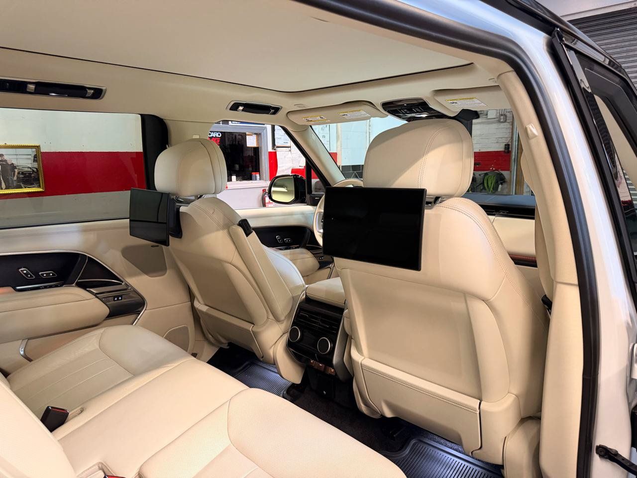 Used 2024 Land Rover Range Rover Long Wheelbase SE AWD/4WD image 19