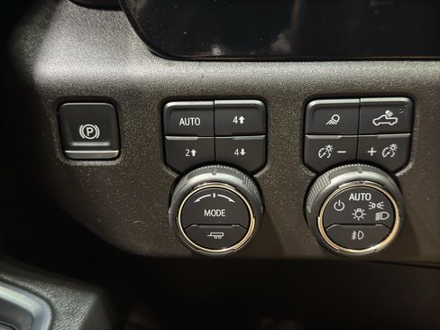 Used 2025 Chevrolet Silverado 1500 High Country w/ High Country Premium Package AWD/4WD image 39