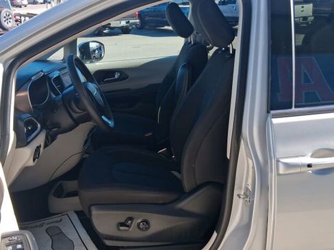 Used 2023 Chrysler Voyager LX image 27
