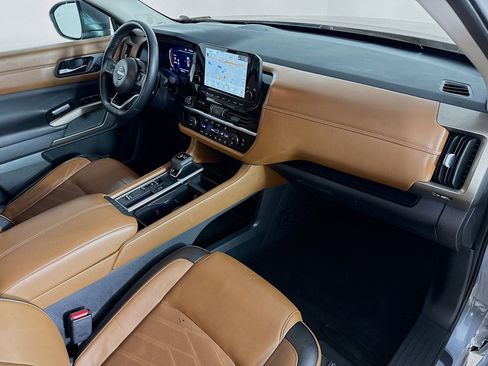 Used 2024 Nissan Pathfinder Platinum image 37