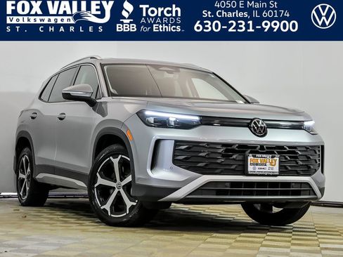 Used 2025 Volkswagen Tiguan SE w/ Panoramic Sunroof Package image 1