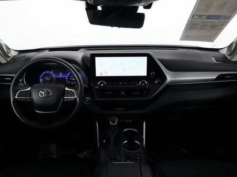 Used 2023 Toyota Highlander Platinum FWD image 8