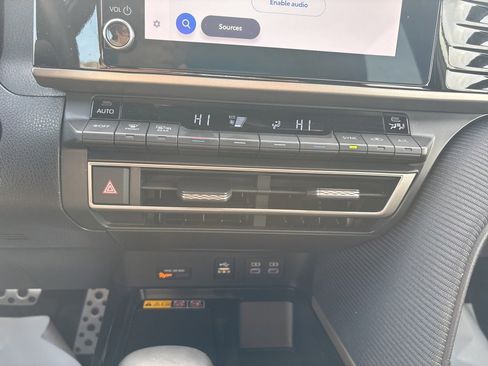 Certified 2025 Toyota Camry SE w/ Convenience Package image 16