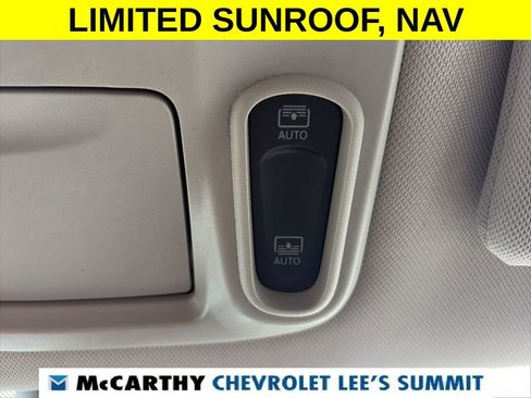 Used 2023 Chrysler Pacifica Limited FWD image 23