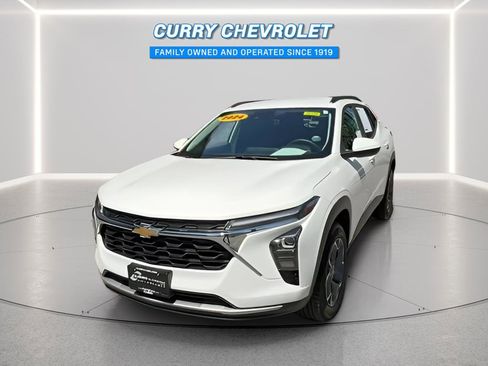 Used 2024 Chevrolet Trax LT w/ LT Convenience Package FWD image 3