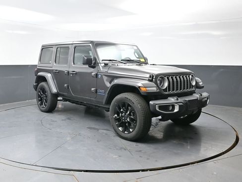 Used 2025 Jeep Wrangler Unlimited Sahara w/ Safety Group image 4