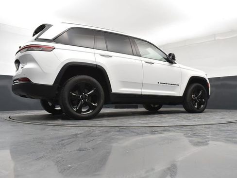 Used 2023 Jeep Grand Cherokee Limited w/ Luxury Tech Group II image 24