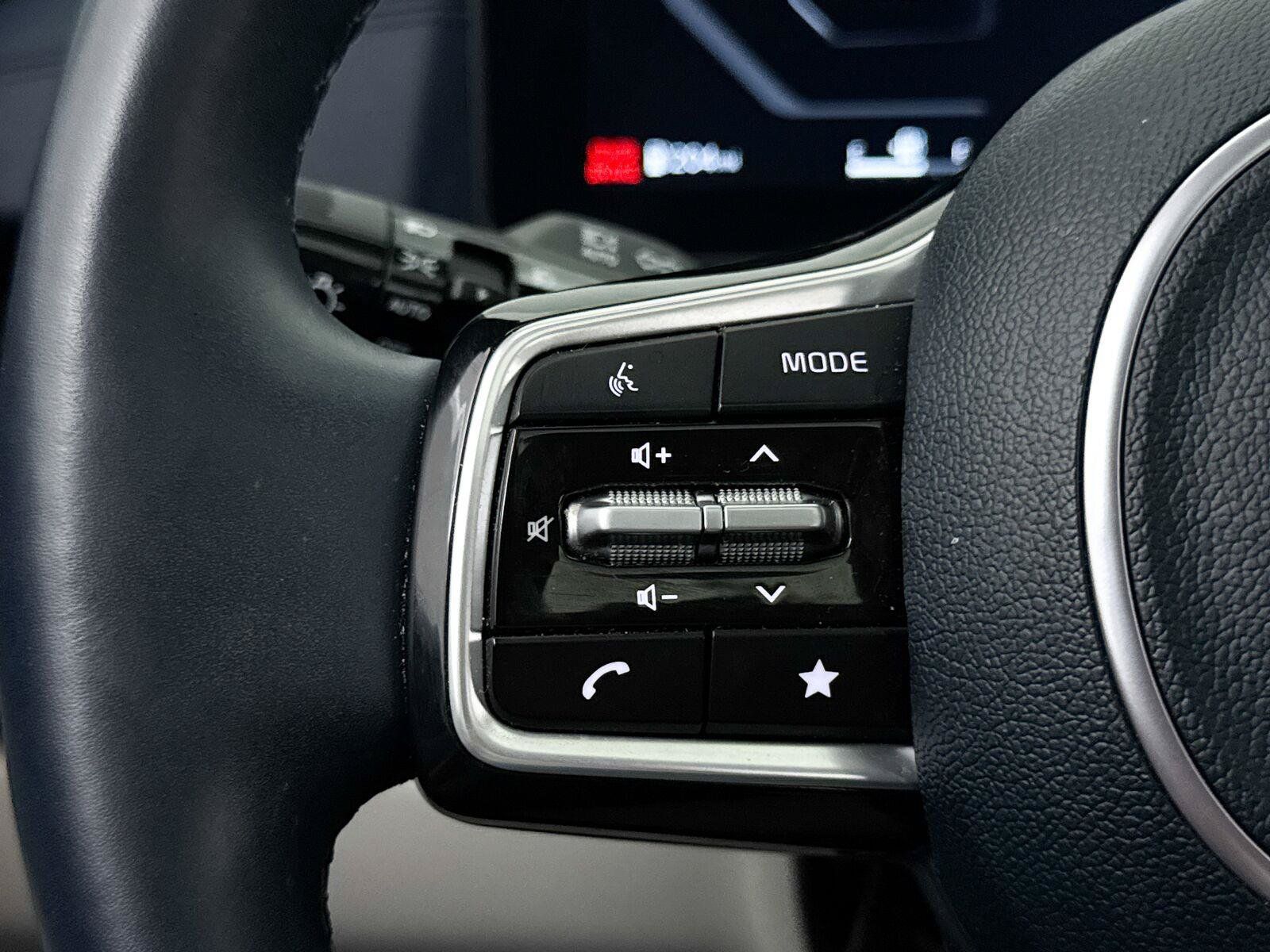 Certified 2025 Kia Carnival SX Prestige FWD image 37