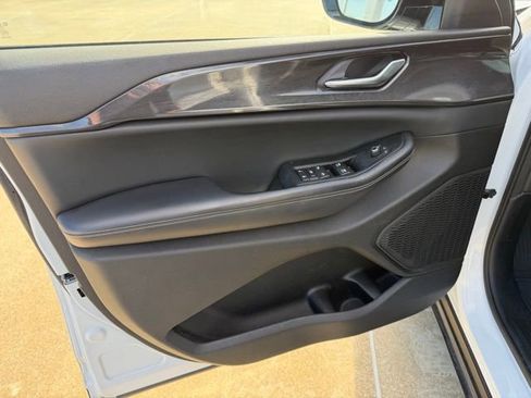 Used 2023 Jeep Grand Cherokee L Laredo image 12