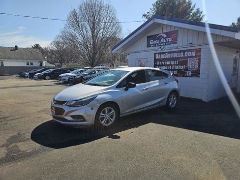 Used 2018 Chevrolet Cruze LT w/ Convenience Package image 4