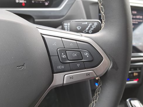 Used 2024 Volkswagen Tiguan SE image 19