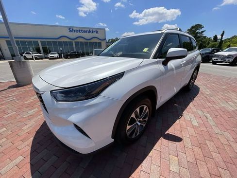 Used 2024 Toyota Highlander XLE AWD/4WD image 26